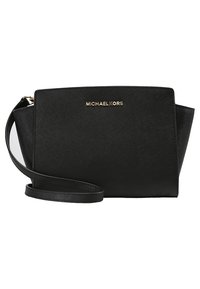 Černá crossbody kabelka z texturovaného syntetického materiálu. Má jednoduchý design, zlaté logo a odnímatelný ramenní popruh.