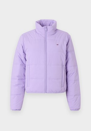 Casaco puffer lilás claro com colarinho alto, fecho frontal com zíper e detalhes de costura horizontal. Apresenta um pequeno logotipo no lado esquerdo do peito.