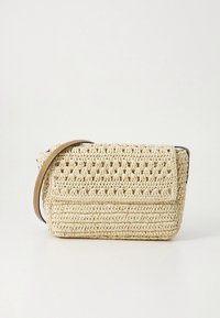 Borsa intrecciata color crema con design piatto e strutturato, caratterizzata da una patta pieghevole, una tracolla in pelle marrone e un motivo aperto all'uncinetto.