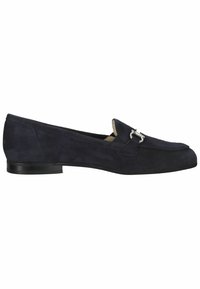 Mocassini in camoscio blu navy con suola piatta nera. Presentano un accento in metallo argentato e un design snello. Texture morbida e finitura liscia.