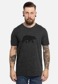 Camiseta de manga corta en gris oscuro, hecha de una tela suave, que presenta la silueta de un oso negro en el frente. Diseño clásico de cuello redondo.