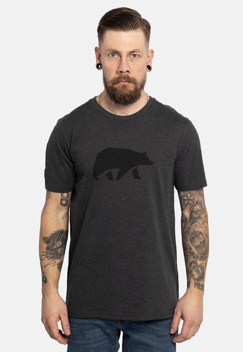 Camiseta de manga corta en gris oscuro, hecha de una tela suave, que presenta la silueta de un oso negro en el frente. Diseño clásico de cuello redondo.