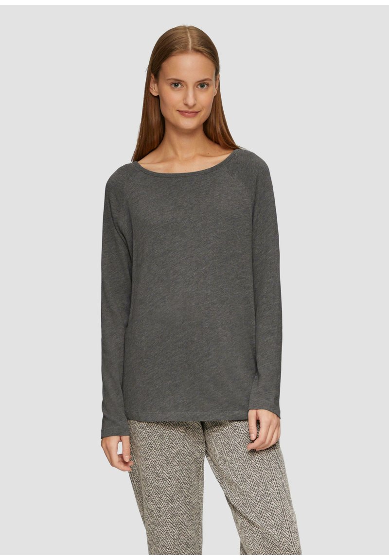 Grijs langemouwen top met een ronde hals, gemaakt van een zachte stof, gecombineerd met lichtgekleurde broek met een patroon.