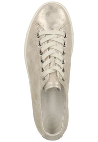 Sneaker beige con finitura metallizzata, punta rotonda e lacci bianchi. Texture liscia con un leggero brillante e soletta testurizzata contrassegnata con "SUPER SOFT."