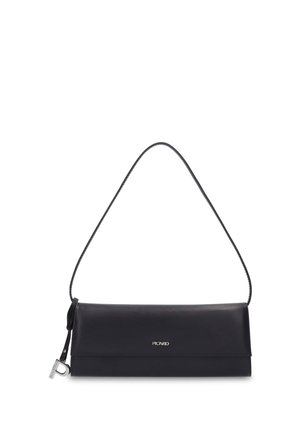 Sac à bandoulière rectangulaire en cuir noir avec une fine lanière, logo argenté sur le devant et petit porte-clés argenté sur le côté.