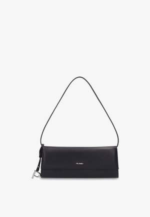 Schwarze rechteckige Lederschultertasche mit dünnem Trageriemen, silbernem Logo vorne und kleinem silbernem Schlüsselanhänger an der Seite.