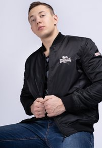 Lonsdale PASSFORM TERN HILL - Bomber stiliaus striukė - black