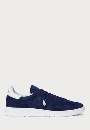 Sneaker in suede blu navy con accenti bianchi, design con lacci, punta arrotondata e logo ricamato. Presenta un materiale testurizzato e suola in gomma.