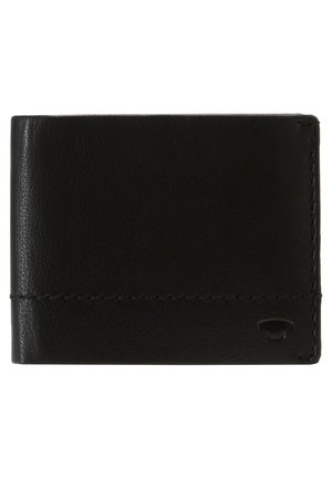 Zwarte leren portemonnee met een gladde textuur, bifold ontwerp, zichtbare stiksels en een klein ingekleurd logo in de onderste hoek.
