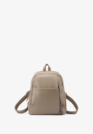 Zaino beige realizzato in materiale liscio, dotato di un compartimento principale con zip, una tasca frontale con un accento di cordoncino e spallacci regolabili.