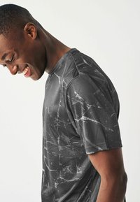 Next ACTIVE TIE DYE - Marškinėliai su spaudiniu - mottled black