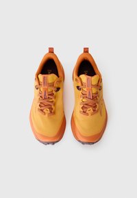 Chaussures de sport orange vif et jaunes avec un tissu en maille, des accents texturés et une semelle robuste. Présente un design à lacets et une languette.