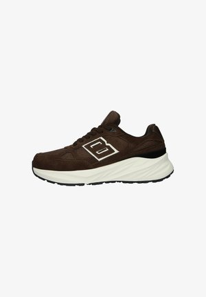 Brązowy sportowy sneaker z białą grubą podeszwą, materiałami z siateczki i zamszu oraz dużym przeszywanym logo "B" z boku.
