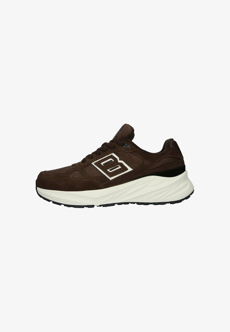 Baskets de sport marron avec une semelle blanche épaisse, matériaux en mesh et en daim, et un grand logo "B" cousu sur le côté.