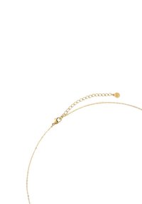 Collier en or avec un fermoir en mousqueton, présentant un design délicat et une petite étiquette circulaire attachée à la chaîne d'extension.