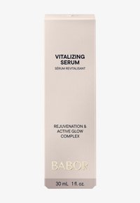 Siero Vitalizzante Babor in una delicata confezione rosa. Il testo nero mostra le informazioni sul prodotto. Dimensione: 30 mL. Texture liscia, design minimalista.