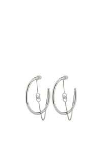 Orecchini a cerchio in argento con un design curvo, caratterizzati da un accento a catena e una chiusura a molla. Superficie liscia e riflettente.