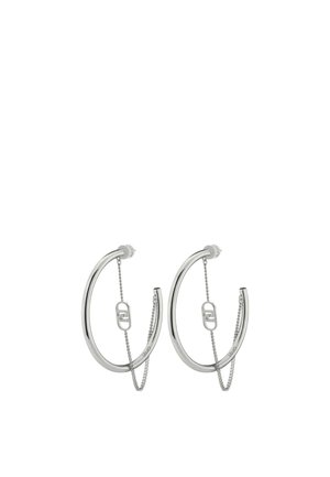 Orecchini a cerchio in argento con un design curvo, caratterizzati da un accento a catena e una chiusura a molla. Superficie liscia e riflettente.