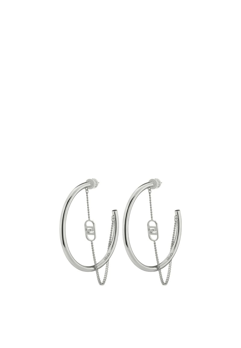 Orecchini a cerchio in argento con un design curvo, caratterizzati da un accento a catena e una chiusura a molla. Superficie liscia e riflettente.