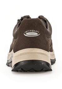 Chaussures de randonnée marron avec une tige en tissu texturé, un talon renforcé et une semelle intermédiaire beige clair. Présente le logo "rollingsoft" à l'arrière.