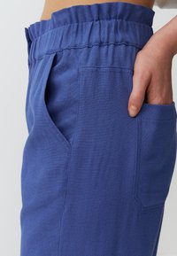 Blauwe katoenen broekmix met een elastieken tailleband, zijzak en een ontspannen pasvorm. Soepele textuur met een iets gestructureerd ontwerp.