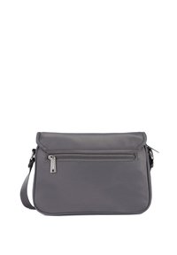 Borsa a tracolla grigia realizzata in materiale liscio, con una tasca frontale con zip, chiusura a patta e tracolla regolabile. Forma compatta e rettangolare.