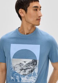 s.Oliver MIT FRONTPRINT - T-Shirt print - hellblau