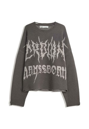 Tmavohnedý pletený sveter s dlhými rukávmi a obšívanými okrajmi, s nápismi "CRIBON" a "ABYSSORTH" v zubatom svetlošedom písme naprieč hrudníkom.