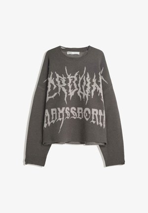 Dunkelgrauer Strickpullover mit langen Ärmeln und ausgefransten Kanten, mit dem Schriftzug "CRIBON" und "ABYSSORTH" in gezackter, hellgrauer Schrift über der Brust.