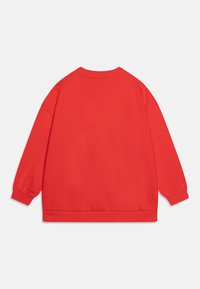 Röd sweatshirt med en avslappnad passform, långa ärmar, ribbade manschetter och rundad halsringning. Slät yta utan synliga mönster eller detaljer.