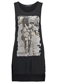 Haut noir sans manches avec une femme en niveaux de gris marchant et des lettres dorées indiquant "J'adore la vie" à l'avant.