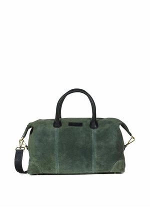 Groene suède duffeltas met zwarte leren handvatten en afneembare zwarte schouderriem met gouden sluitingen op een witte achtergrond.