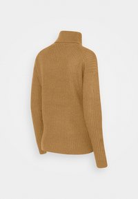 Maglione lavorato a maglia in giallo senape con colletto alto, caratterizzato da un motivo testurizzato e polsini a costine. La vista posteriore mette in risalto il design.