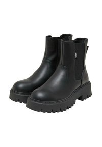 Černé kožené kotníkové boty s elastickými postranními panely a silnými, drsnými gumovými podrážkami. Disponují prošitými detaily a matným povrchem.