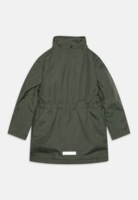 Veste imperméable vert olive avec un col haut, une taille à cordon de serrage et des manches longues. Présente un design simple et une petite étiquette blanche à l'arrière.