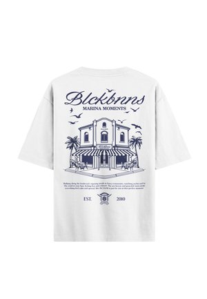 Weißes Baumwoll-T-Shirt mit einem blauen Grafikmotiv eines Gebäudes, umgeben von Palmen und Vögeln, und dem Text "Blckbnns Marina Moments" darüber und darunter.