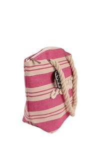 Gestreepte handtas in roze en crème stof met een gestructureerde afwerking, voorzien van een touwhandvat, ritsluiting en een decoratief label.