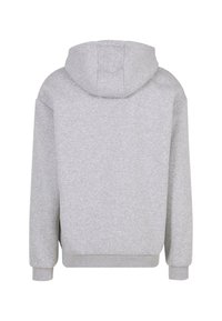 Felpa grigia con una texture morbida, un ampio cappuccio e polsini a costine. Presenta una vestibilità comoda e senza loghi o pattern visibili sul retro.