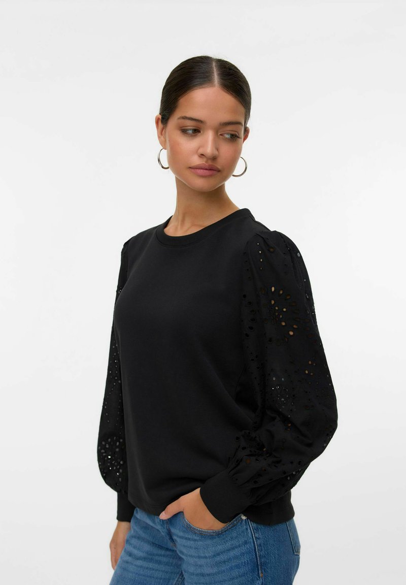 Svart sweatshirt med spetsdetaljer på puffärmar, rund halsringning och ribbade muddar. Slät kavaj med lös passform och avslappnad stil.