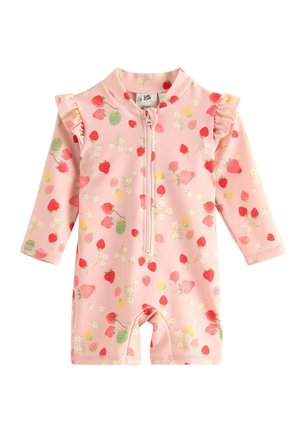 Salopetă roz cu mâneci lungi pentru bebeluși, cu imprimeu de căpșuni roșii și galbene, detalii cu volănașe pe umeri și închidere frontală cu fermoar.