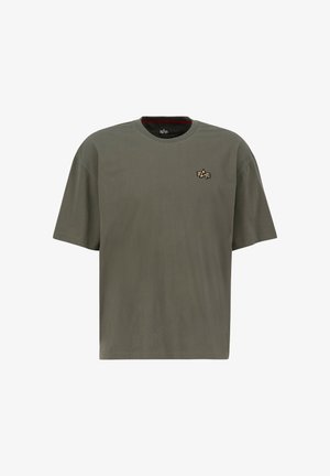 T-shirt vert olive à manches courtes en coton, avec un col rond et un petit logo doré brodé sur la poitrine gauche.