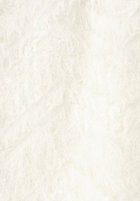 Tissu blanc texturé présentant des fils doux et plumeux ainsi que de petites paillettes, créant une apparence stratifiée et complexe.