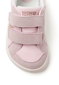 Zapatilla rosa con dos correas de velcro, una mezcla de materiales de ante suave y texturizado, puntera redondeada y suela de goma blanca. Logotipo de la marca en la correa.