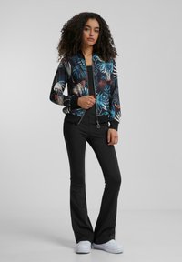 Cloud 5ive MIT TROPICAL PRINT - Bombera - black