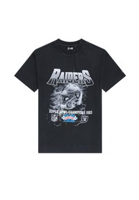 Črna bombažna majica z napisom "RAIDERS" v bold belih črkah, grafiko srebrne čelade in napisom "SUPER BOWL CHAMPIONS 1983" spodaj.