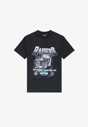 T-shirt de algodão preto com a inscrição "RAIDERS" em letras brancas em negrito, um gráfico de um capacete prateado e "SUPER BOWL CHAMPIONS 1983" abaixo.
