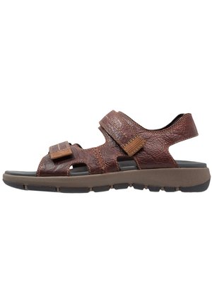 Brun læder sandal med åben tå, justerbare remme og polstret sål designet til afslappet brug og komfort.