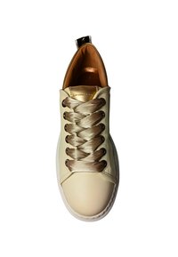 Sneaker in pelle beige con lacci in satin beige, punta rotonda e suola in gomma bianca. Presenta un accento dorato vicino al tallone e una texture liscia.