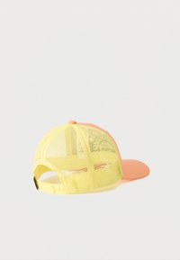 Καπέλο trucker με πλέγμα σε αποχρώσεις ροδάκινου και κίτρινου, με κλείσιμο snapback, που παρουσιάζει διακριτικές κεντημένες λεπτομέρειες στην πλευρική επιφάνεια.