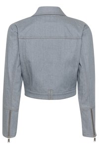 Kort denimjacka i ljusblått med spetsig krage, långa ärmar och dragkedjeslutning, med synliga sömnadsdetaljer.